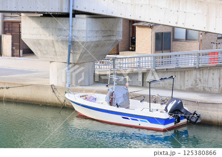 豊岡市津居山周辺の街並みと船（瀬戸運河） 125380866