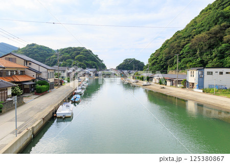 豊岡市津居山周辺の街並みと船(瀬戸運河) 豊岡市津居山周辺の街並みと船(瀬戸運河) 125380867