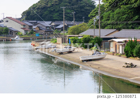豊岡市津居山周辺の街並みと船(瀬戸運河) 豊岡市津居山周辺の街並みと船(瀬戸運河) 125380871