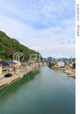 豊岡市津居山周辺の街並みと船(瀬戸運河) 豊岡市津居山周辺の街並みと船(瀬戸運河) 125380874