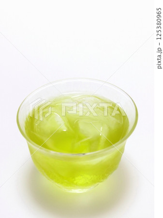 冷茶(緑茶・夏イメージ・縦構図) 冷茶(緑茶・夏イメージ・縦構図) 125380965