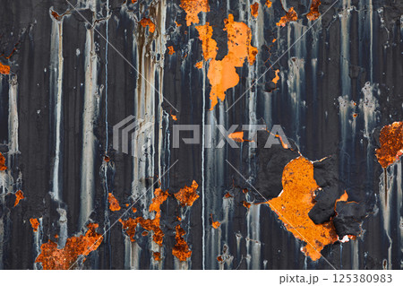 黒い塗料が剥げて茶色い鉄さびが見える壁、背景素材 黒い塗料が剥げて茶色い鉄さびが見える壁、背景素材 125380983