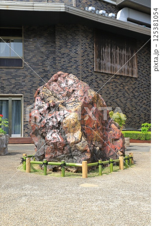 ホレルニューオータニ　佐渡から運ばれた「赤玉石」　 125381054