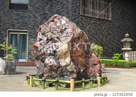 ホレルニューオータニ　佐渡から運ばれた「赤玉石」　 125381056