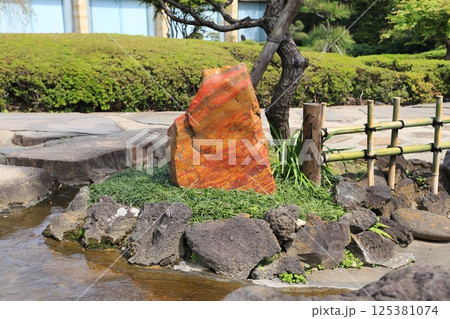 ホレルニューオータニ　枯山水の庭園と庭石　 125381074
