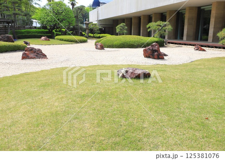 ホレルニューオータニ　枯山水の庭園と庭石　 125381076