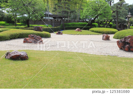 ホレルニューオータニ 枯山水の庭園と庭石 ホレルニューオータニ 枯山水の庭園と庭石 125381080