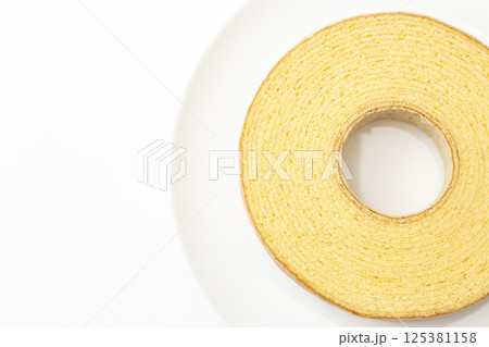 バウムクーヘン　白バック 125381158