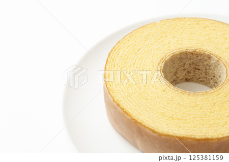 バウムクーヘン　白バック 125381159