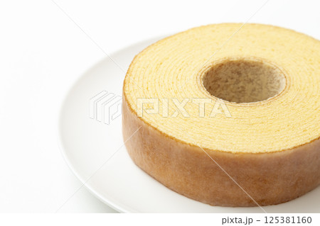 バウムクーヘン　白バック 125381160