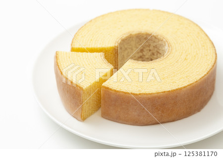 カットしたバウムクーヘン　白バック 125381170