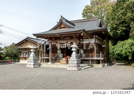 鳥居が綺麗な朱色になった見川稲荷神社社殿拝殿 鳥居が綺麗な朱色になった見川稲荷神社社殿拝殿 125381347