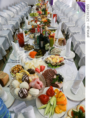 Wedding decor in a restaurant. Wedding decor in a restaurant. 125381405