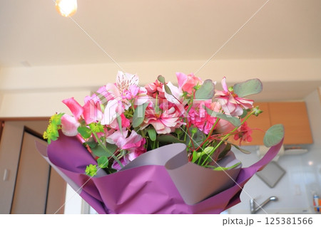 花束　ピンク色の花　紫色の花 125381566