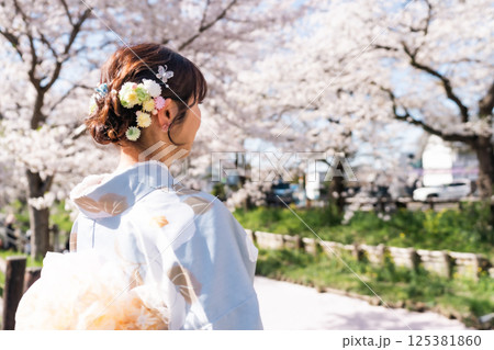 春の花筏となった小江戸を観光をする着物のミドル女性 春の花筏となった小江戸を観光をする着物のミドル女性 125381860