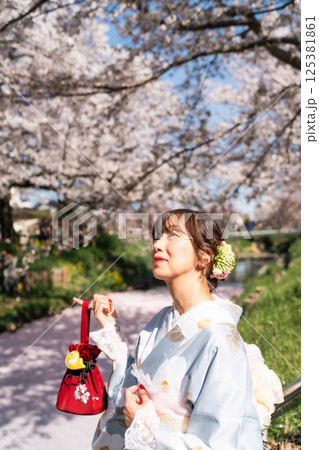 春の花筏となった小江戸を観光をする着物のミドル女性 春の花筏となった小江戸を観光をする着物のミドル女性 125381861