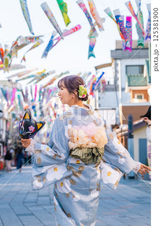 大正ロマン通りを着物で散策するミドル女性 125381900