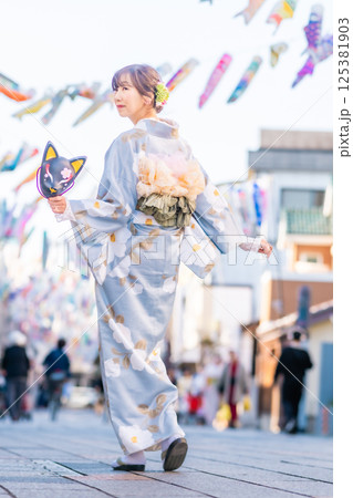 大正ロマン通りを着物で散策するミドル女性 大正ロマン通りを着物で散策するミドル女性 125381903