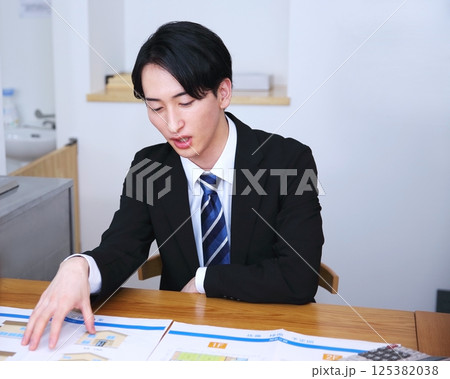 自宅訪問のセールスイメージ 125382038