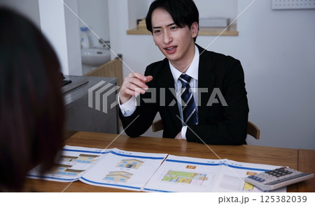 強引に契約させる悪徳セールスイメージ 125382039