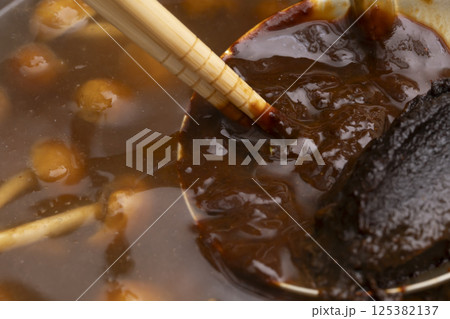 赤味噌を使ったなめこと豆腐の味噌汁を作る工程 赤味噌を使ったなめこと豆腐の味噌汁を作る工程 125382137