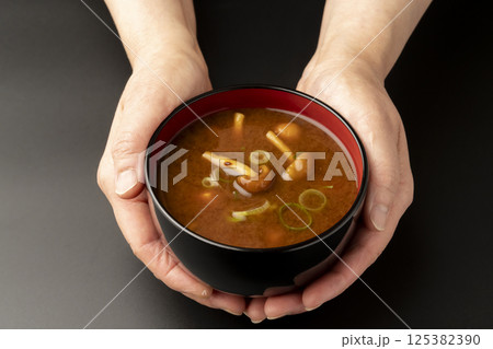 赤味噌を使ったなめこと豆腐の味噌汁 125382390