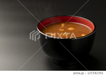 赤味噌を使ったなめこと豆腐の味噌汁 125382391