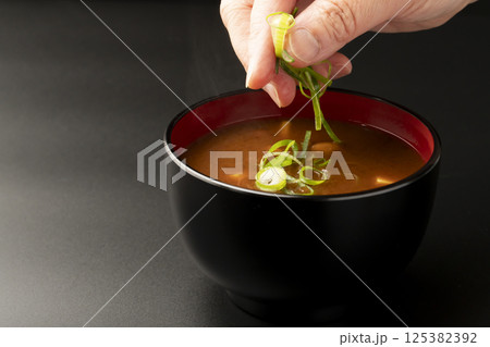 赤味噌を使ったなめこと豆腐の味噌汁 125382392