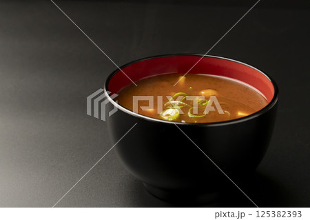 赤味噌を使ったなめこと豆腐の味噌汁 125382393