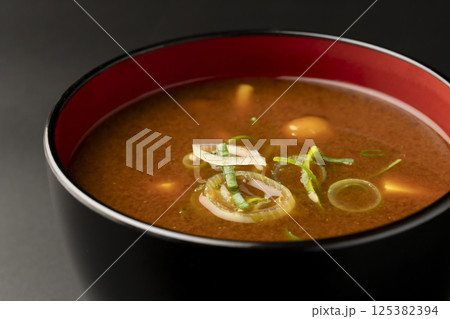 赤味噌を使ったなめこと豆腐の味噌汁 125382394