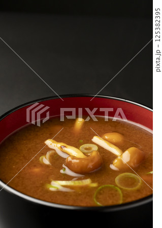 赤味噌を使ったなめこと豆腐の味噌汁 125382395