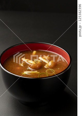 赤味噌を使ったなめこと豆腐の味噌汁 赤味噌を使ったなめこと豆腐の味噌汁 125382396
