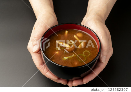 赤味噌を使ったなめこと豆腐の味噌汁 125382397