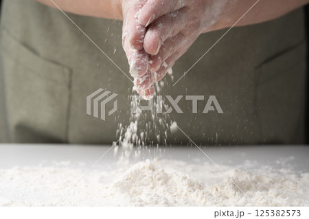 小麦粉　パン　うどん　ピザ　パスタ　作り 125382573