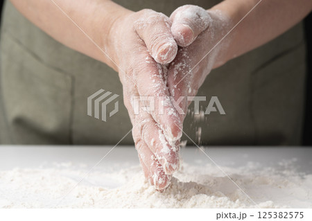 小麦粉　パン　うどん　ピザ　パスタ　作り 125382575