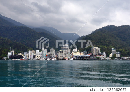 愛し台湾（日本統治時代、水力発電所が建設された日月潬。湖畔の街「伊達邵老街」）南投縣・魚地郷 125382671