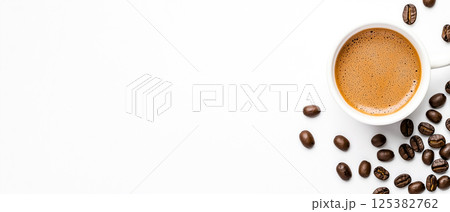 シンプルなカフェ風写真、コーヒーカップと豆、白背景、ブランド感のある構図 125382762