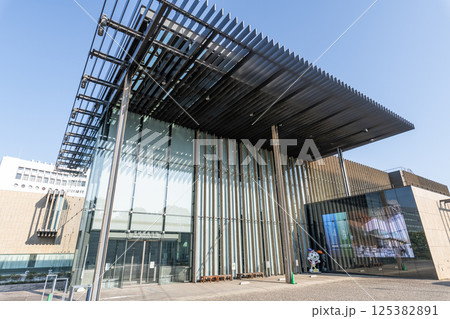 長崎県長崎市　快晴の長崎県美術館 125382891