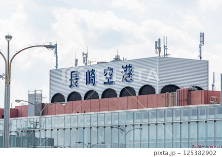 長崎県大村市　晴天の長崎空港 125382902