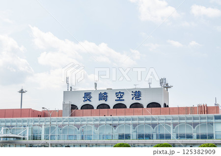 長崎県大村市　晴天の長崎空港 125382909
