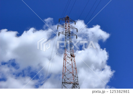 青空と白い雲と鉄塔 125382981