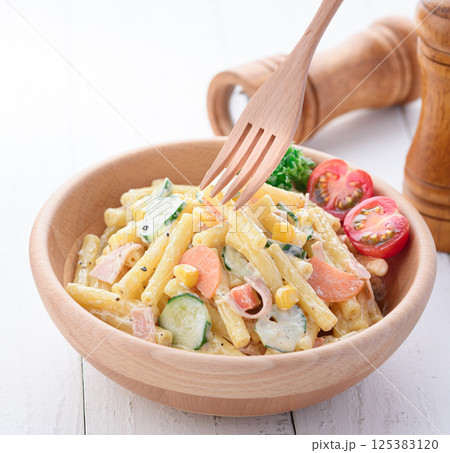 木の器に盛り付けた マカロニサラダ 125383120