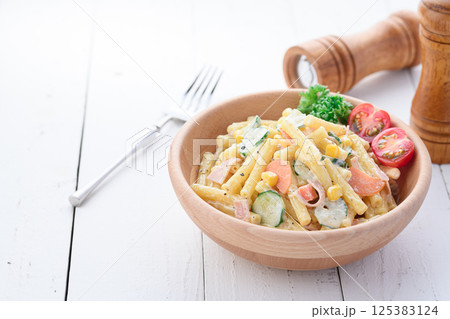 木の器に盛り付けた マカロニサラダ 125383124