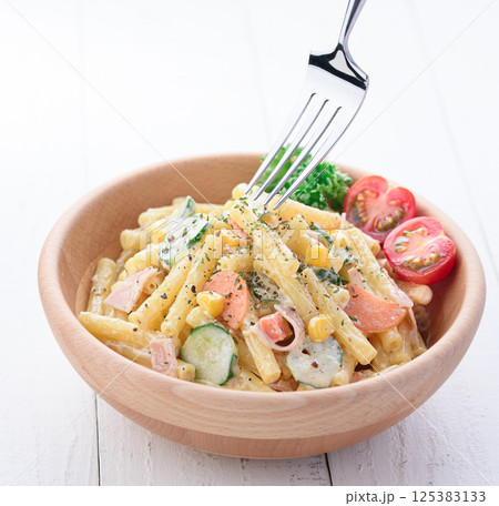 木の器に盛り付けた マカロニサラダ 125383133