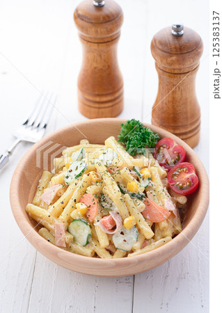 木の器に盛り付けた マカロニサラダ 125383137