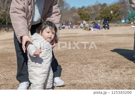 【相模原市立麻溝公園の芝生広場で遊ぶ1歳児とおかあさん】 【相模原市立麻溝公園の芝生広場で遊ぶ1歳児とおかあさん】 125383200