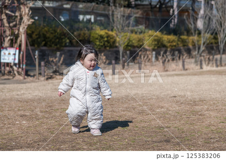 【相模原市立麻溝公園の芝生広場で遊ぶ1歳児】 125383206
