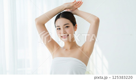 脇脱毛後の美しい肌を見せる若い女性の美容イメージ（白背景） 125383220