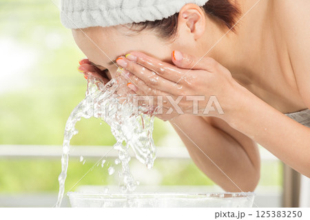 アジア人の若い女性は洗顔しています. アジア人の若い女性は洗顔しています. 125383250