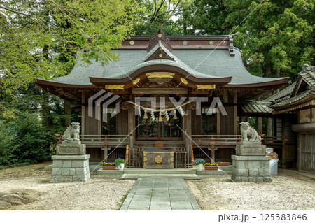 高台の旧小川城跡側にある素鵞神社拝殿【茨城県小美玉市】 125383846